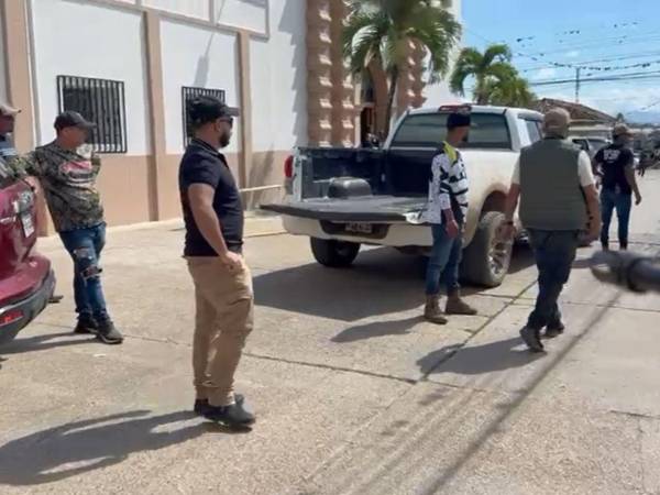 Los hombres armados confrontaron a la Policía Nacional en Catacamas, Olancho.