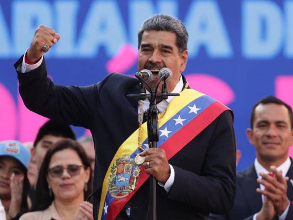 Nicolás Maduro juró este viernes para un tercer mandato presidencial de seis años en una ceremonia que estuvo marcada por el apoyo de sus seguidores, el repudio mundial y una fuerte militarización en el país.