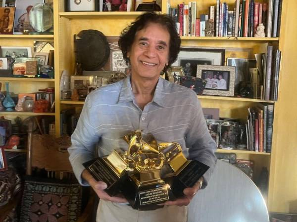 Considerado un tesoro nacional en su India natal, Hussain ganó cuatro premios Grammy.