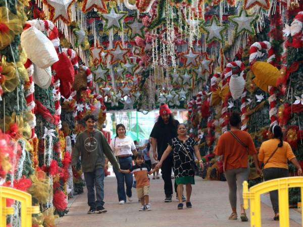 La ciudad colonial de Comayagua creó un paseo navideño para las vísperas. Colores y luces embellecen la antigua capital de Honduras.