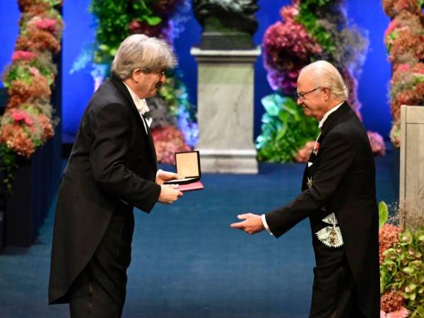 El Nobel de Medicina, Gary Ruvkun, recibe el premio del rey Carlos Gustavo de Suecia.