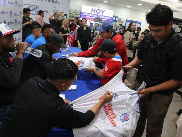 Aficionados olimpistas formaron largas filas en un centro comercial de Tegucigalpa para compartir con sus ídolos.