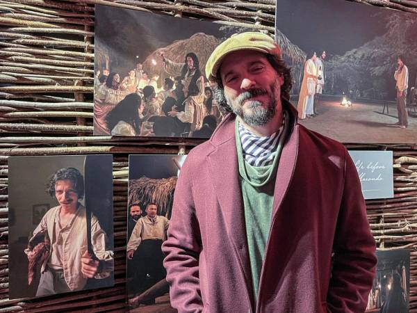 El director de ‘Cien años de soledad’, Álex García, posa junto a las fotografías de la exposición del proceso de construcción de la producción, durante una presentación especial celebrada en Bruselas, Bélgica.