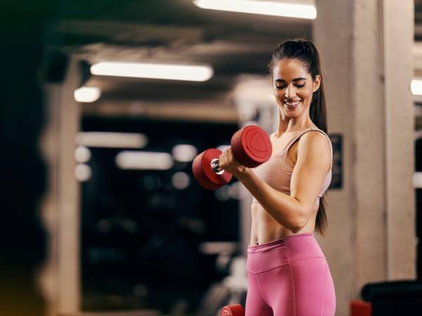 Dar los primeros pasos en el gym puede ser desafiante si no se cuenta con una guía clara.