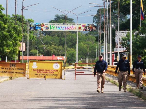 Integrantes de Migración Colombia recorren el puente Francisco de Paula Santander que une a Cúcuta con Ureña Venezuela.