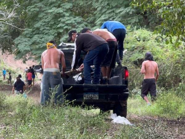 El cuerpo fue levantado por los vecinos de la zona y llevado en un pick-up hasta donde residía.