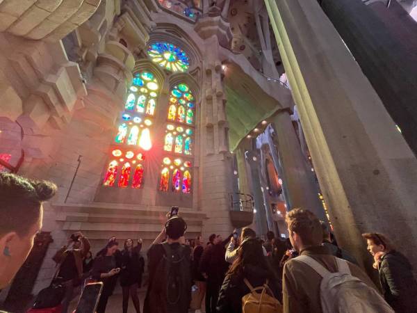 La luz que se filtra a través de los vitrales de La Sagrada Familia transforma el espacio en un espectáculo de colores.