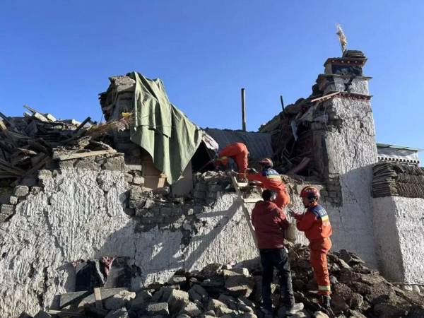 Rescatistas trabajan en una zona afectada por el terremoto en el municipio de Changsuo de Dingri en Xigaze.