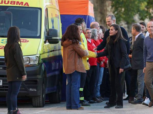 Esta vez el recibimiento fue distinto para los reyes, entre vivas y aplausos de los vecinos, recorrieron la tarde de este martes la zona de Utiel, el primer pueblo afectado por la DANA.