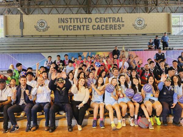 El gimnasio del Instituto Central Vicente Cáceres, se convirtió en escenario para realizar la entrega de trofeos y premios a los equipos campeones y subcampeones de fútbol sala y baloncesto.