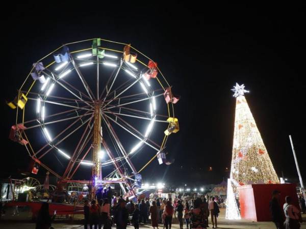 Un gigantesco árbol de varios metros adorna la plaza, también juegos mecánicos y emprendedores.