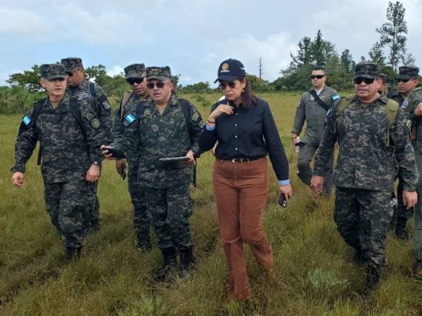 La tripulación que acompañaba a la ministra de Defensa y al jefe de Estado Mayor Conjunto al aterrizar en la pista tuvieron que abordar otra aeronave.