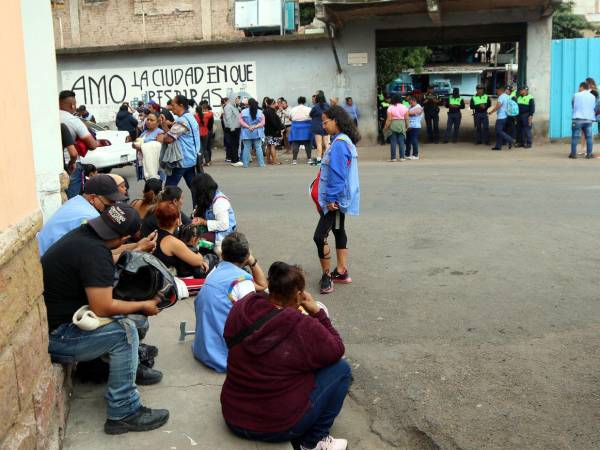 Los comerciantes del centro solicitaban ayer que la Alcaldía les extendiera los permisos lo más pronto para sus ventas.