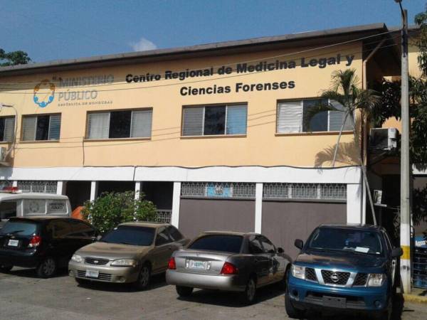 El cuerpo del joven fue retirado este lunes de la morgue de San Pedro Sula.