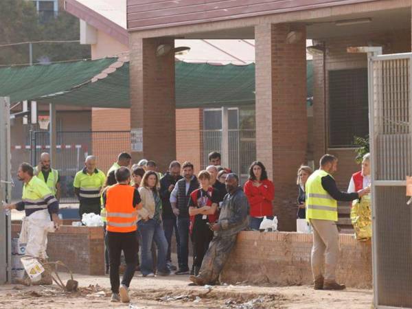 Vista del exterior del colegio Lluís Vives de Massanassa (Valencia), una de las zonas afectadas por la DANA, donde un operario que estaba realizando tareas de limpieza ha fallecido este domingo.