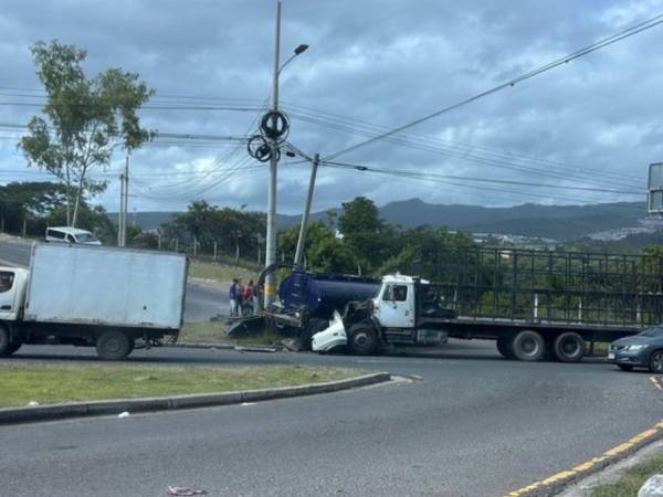 El accidente ocurrió en el desvío hacia la colonia Los Laureles cuando el tanque cisterna fue impactado frontalmente por un camión de traslado de pollos, que en ese momento circulaba vacío.