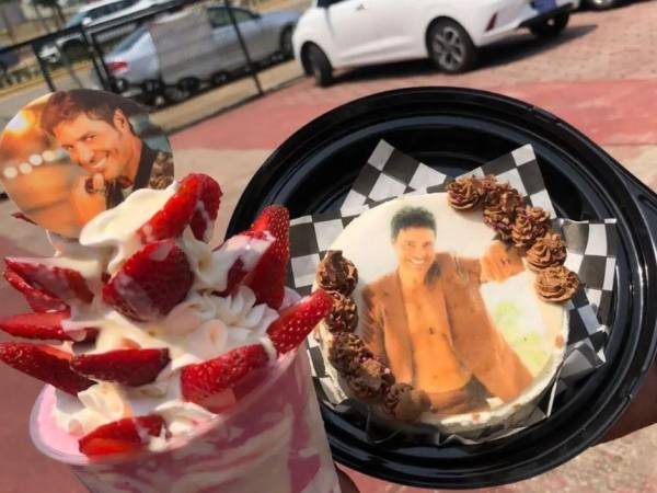 La popularidad del cantante Chayanne entre las mamás ha llevado a esta cafetería y repostería a usar la imagen del intérprete de “Tiempo de Vals” para promocionar sus pasteles, lo que le ha valido al negocio para hacerse viral.