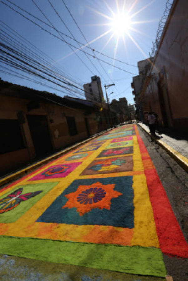 FOTOS: Alfombras llenan de color Tegucigalpa