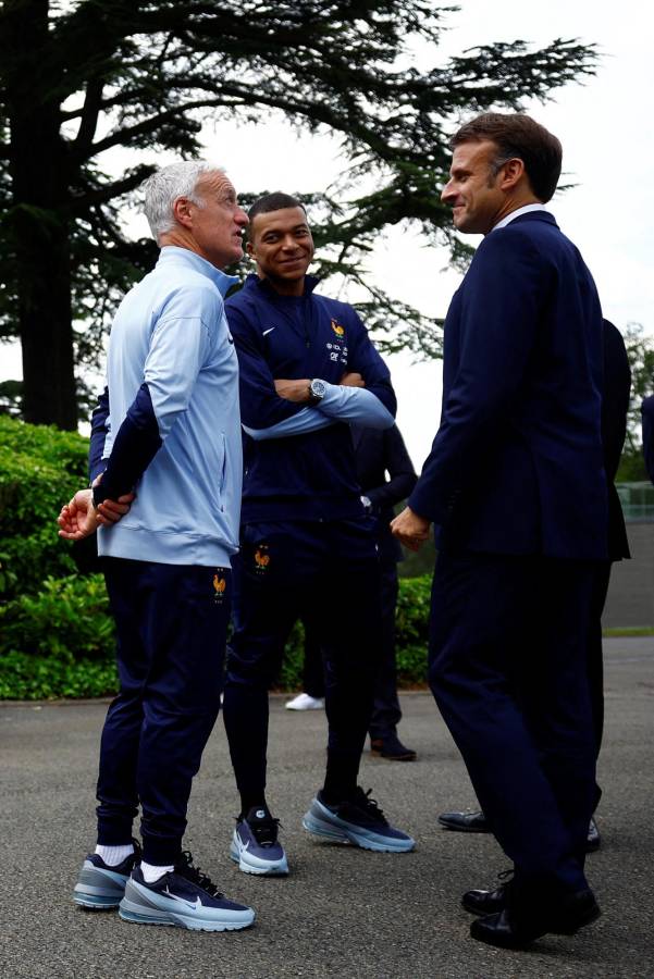 Mbappé junto a Macron y Deschamp durante la visita del Presidente a la concentración de Francia previo a la Eurocopa 2024.