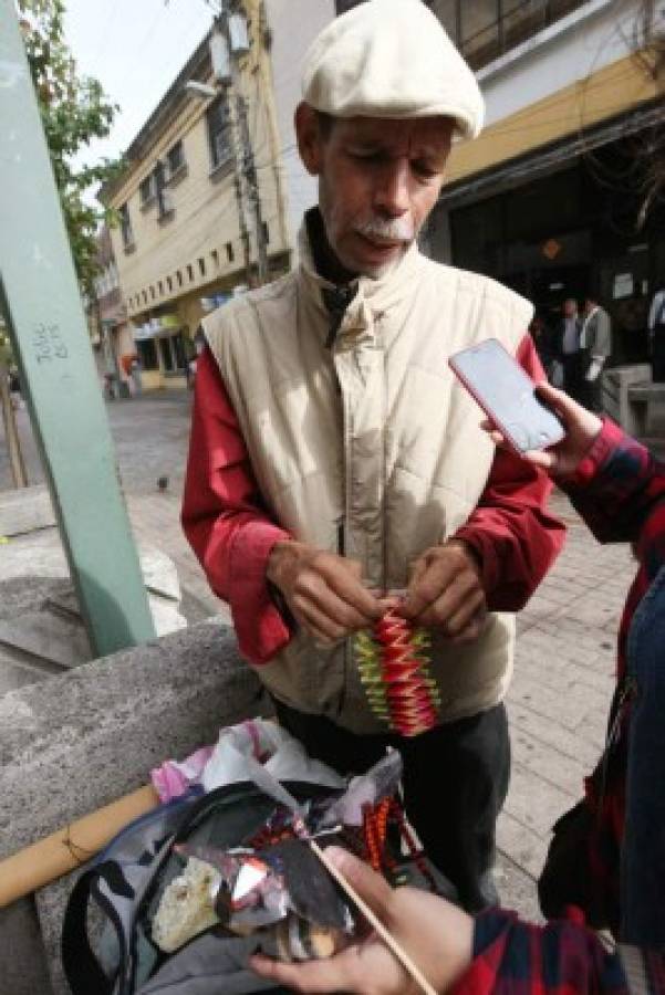 Don Altamirano, el hondureño que sobrevive jugando con el papel