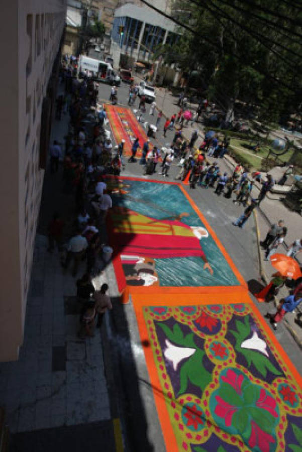 FOTOS: Alfombras llenan de color Tegucigalpa