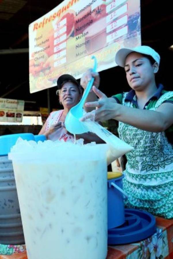 Un recorrido por la Feria del Agricultor y el Artesano