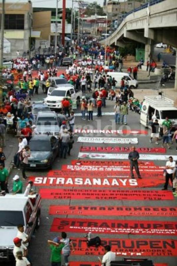 Cierra marcha del Día de los Trabajadores con condena al saqueo de instituciones y política migratoria de Trump