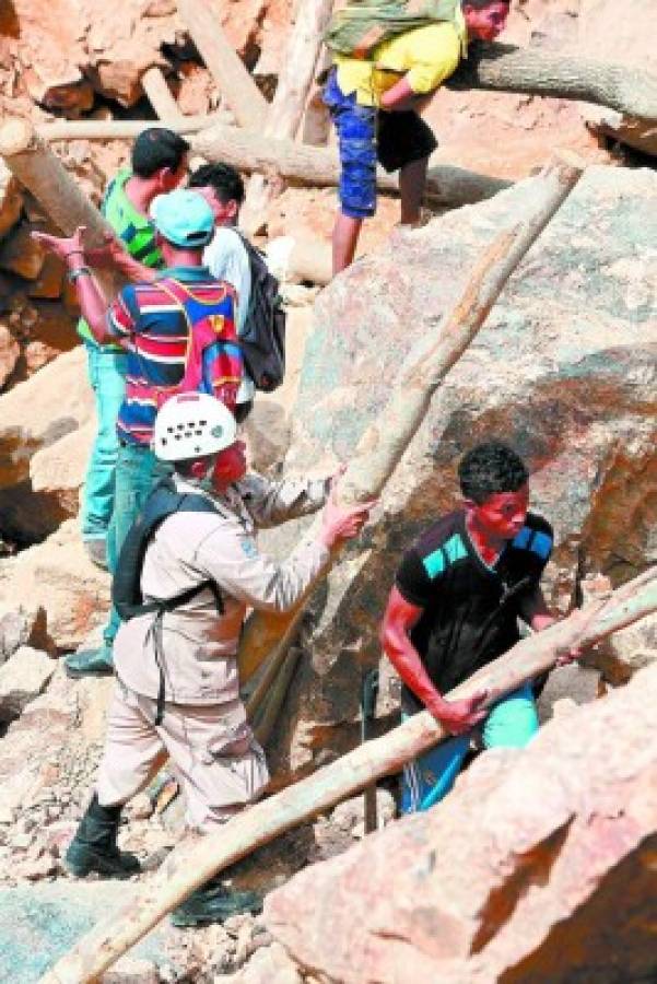 Reanudan labores de búsqueda de los mineros atrapados en El Corpus