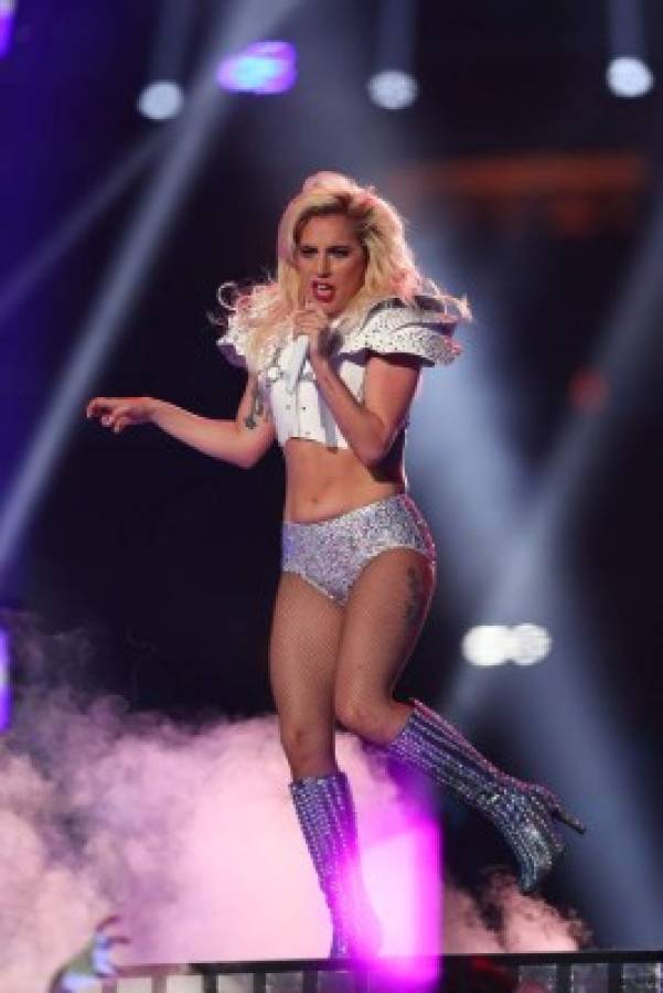 Lady Gaga criticada por mostrar su 'barriga”