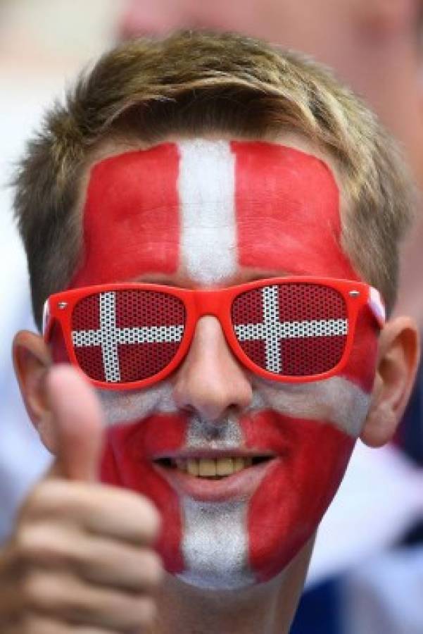 Ambientazo el que viven los aficionados en el partido de Dinamarca vs. Australia