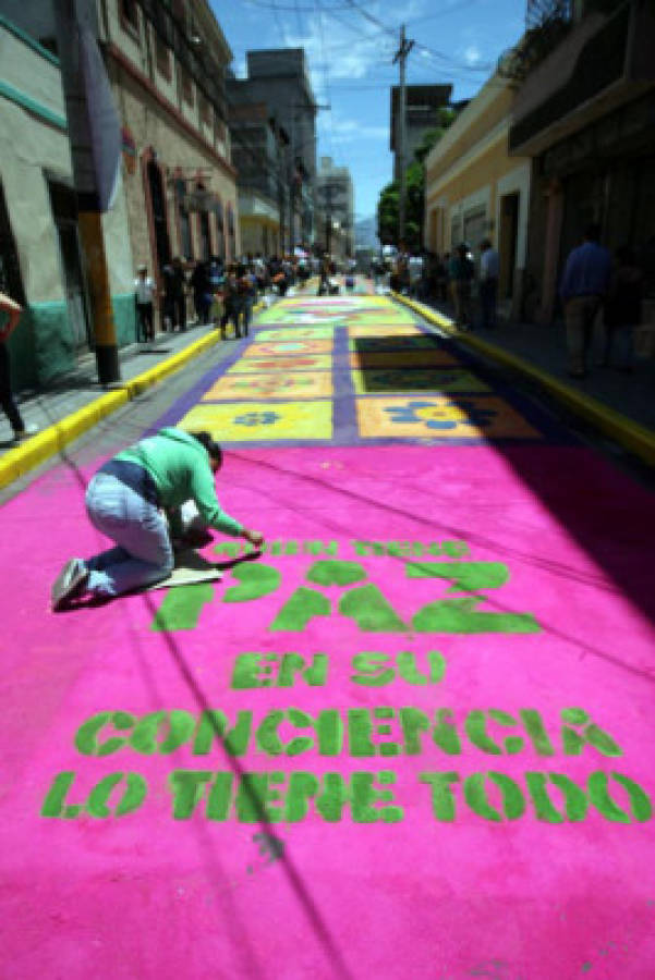 FOTOS: Alfombras llenan de color Tegucigalpa