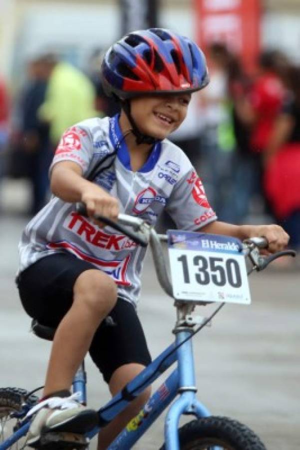 Pasarela deportiva en la Vuelta Ciclística Infantil