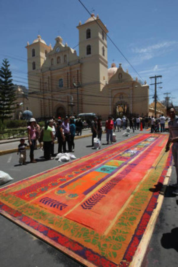 FOTOS: Alfombras llenan de color Tegucigalpa