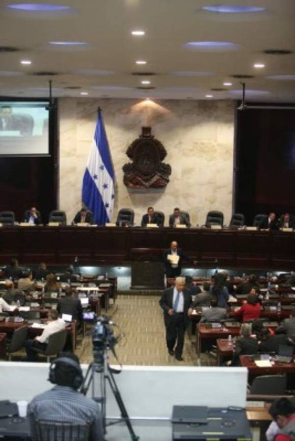 Concejales deben renunciar antes que el CN intervenga: diputados