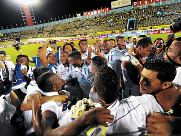 Honduran players celebrating their teams qualification to the 2014 World Cup after drawing with Jamaica 2-2 at the National Stadium in Kingston Jamaica on October 15, 2013. AFP PHOTO / Ricardo MAKYN