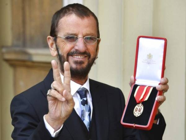 Ringo Starr, de 77 años, recibió el martes su muy esperado título de caballero del príncipe Guillermo. Usó su verdadero nombre, Richard Starkey, para el magno evento.