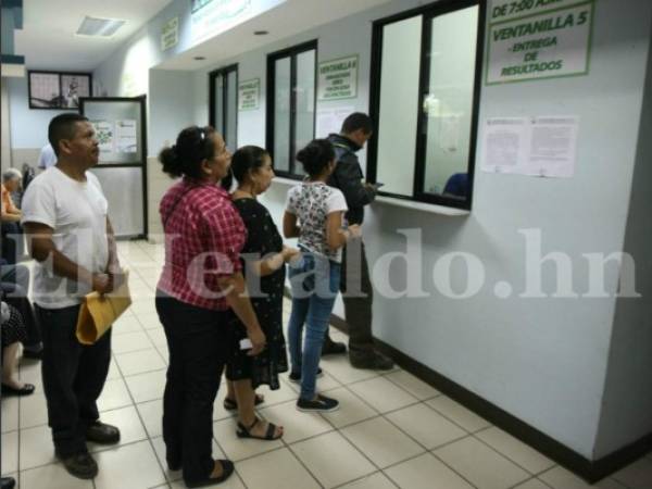 Los pacientes exigen que se incremente el número de ventanillas en las farmacias del Seguro Social porque esperan hasta cinco horas para reclamar un medicamento.