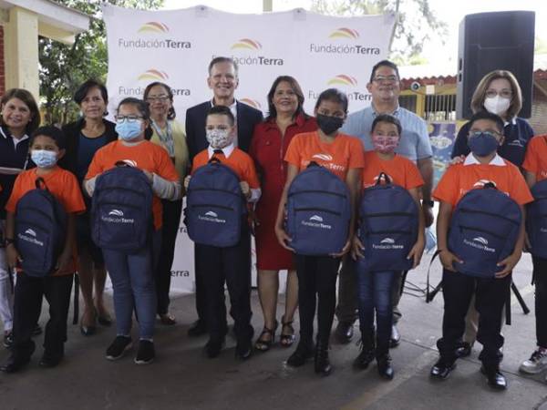 El programa Becas Tutoría atiende a aproximadamente 10,000 alumnos de primero, segundo y tercer grado de las escuelas públicas en la región con tutorías impartidas por tutores con excelencia académica.