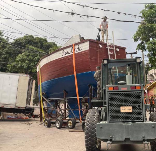 Continúa la odisea de Rosalinda, el velero varado en El Reparto que busca salir al mar