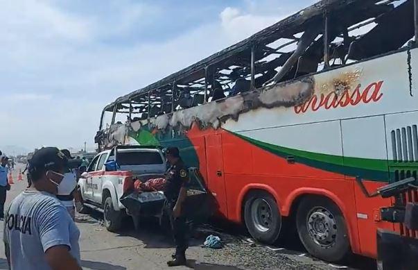 Impactantes imágenes tras choque entre bus y mototaxi en Perú; hay 10 muertos