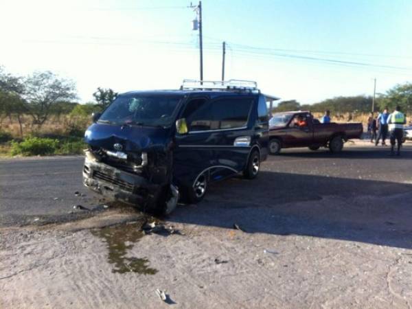 En la escena del accidente solo se reportaron daños materiales de los dos vehículos que participaron en el choque.