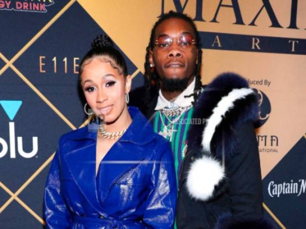 En esta foto del 3 de febrero del 2018, Cardi B, a la izquierda, y Offset llegan a la fiesta del Super Bowl de Maxim en el Maxim Dome en Minneapolis. Un acta de matrimonio muestra que los astros del hip hop se casaron discretamente hace meses en Atlanta. Cardi B confirmó la unión el lunes en un tuit.