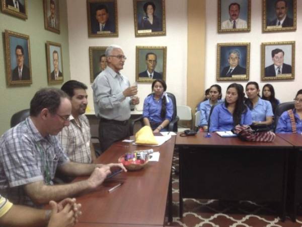 Los alumnos de la Escuela Agrícola Panamericana conocieron el sistema de tratamiento de la basura y el relleno sanitario.