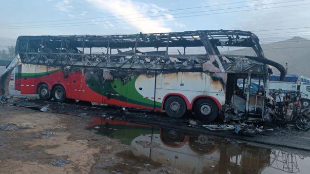 Impactantes imágenes tras choque entre bus y mototaxi en Perú; hay 10 muertos