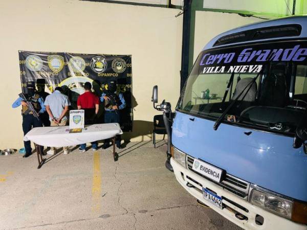 La Dirección Policial Anti Maras y Pandillas Contra el Crimen Organizado (DIPAMPCO) capturó a dos transportistas en flagrancia mientras realizaban cobros extorsivos en nombre de la Pandilla 18 en Tegucigalpa.