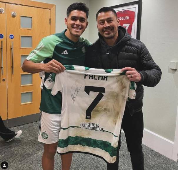 Luis Palma le regala camisa del Celtic al futbolista hondureño Roger Espinoza