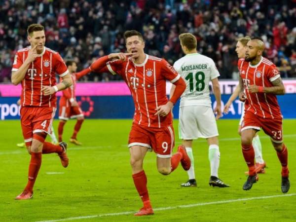 El delantero polaco del Bayern de Múnich Robert Lewandowski (C) celebra tras anotar un gol durante el partido de fútbol de la Bundesliga alemana Bayern Munich contra el Werder Bremen en Munich, sur de Alemania, el 21 de enero de 2018.