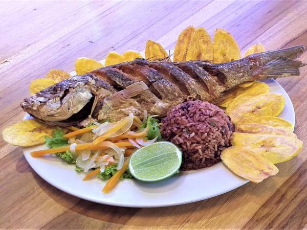 Acompañado de tajadas, rice and beans y ensalada, el pescado frito es un platillo maravilloso.