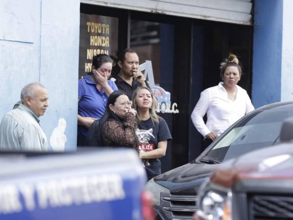 Momentos dramáticos y lamentables se vivieron este lunes -16 de septiembre- en la escena donde murió el abogado Julio Muñoz y su guardaespaldas, hasta donde llegaron familiares del profesional del derecho, quienes entre lágrimas no podían creer lo sucedido.