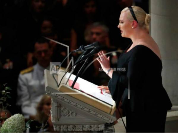 Meghan McCain habla durante un servicio religioso en memoria de su padre, el senador John McCain, en la Catedral Nacional en Washington el sábado 1 de septiembre de 2018.